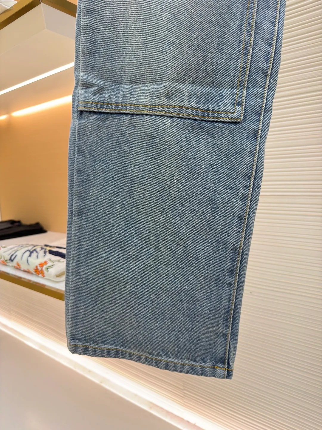 LOUIS VUITTON distressed washed blue denim trousers ●Original version: purchased and developed at 11999 ●Item number: 1682235-B15 ●Fabric: pure cotton denim ●Technology: laser cutting ●Color: blue ●Type: fitted version ●Weight: about 920 grams ●Size: 28-30-32-34-36 ●Description: Made of high-quality pure cotton denim, the fabric material ensures classic denim texture, durability and breathability. Classic washed colors are achieved through professional industrial washing processes. The function of washing is to soften the fabric and eliminate the stiffness of new cloth; by controlling the degree of fading, it can form a layered retro blue tone; and at the same time, it can prevent the garment from shrinking significantly in the future. The calm topstitching contrasts with the fabric but is not too knotty in stitching color to highlight the stitching structure and enhance the workwear style. The back pocket is top-stitched with the word LV: the logo on the chest pocket is embroidered by stitches, and the embroidery stitches are closely connected and evenly arranged in straight lines. Its function is to outline the outline of the logo in a delicate and extremely strong way. The edges are neat, wear-resistant and durable, and are in line with the functional attributes of workwear. Nubuck leather logo patch: High-quality nubuck leather is laser-cut and embossed with the brand logo and sewn on the back of the pants. What it does is introduce a luxuriously soft touch that creates a premium contrast with stiff denim. The ticket bag is equipped with a logo patch, which fixes the brand leather logo on this small pocket and becomes a refined identity embellishment. Pearlescent effect buttons and rivets: Replace the metal hardware of traditional workwear with fasteners with a warm pearlescent effect. Its function is to enhance the sophistication and uniqueness of the piece in the details, while retaining the functional rivet reinforcement. The overall wiring is straight and delicate, the fabric is comfortable and soft, and the color is consistent without color difference. It can be matched with the same style to create a fashionable look and control various occasions. Customized accessories, complete with three standards, same style for men and women!